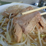 ラーメン二郎 - 結構な厚み