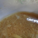 ラーメン二郎 - 脂の層が見えるけどくどさはないです