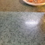 ラーメン二郎 - この色のカウンター珍しいよね