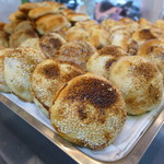 阜宏燒餅胡椒餅 - 白胡麻、びっしり！