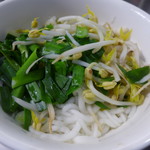 榕樹下米苔目 - 米の麺に、まず韮ともやし！