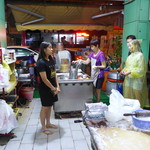 許記蒸餃 - 雨の中、続々ご来店。