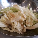 焼肉じゅうじゅうカルビ - キムチを除く唯一の野菜がこれ！