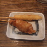 ライオン堂 - おまかせ串２種。ヤングコーンと鳥皮餃子。