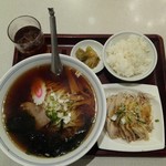 中国菜館 岡田屋 - ラーメンセット730円(ラーメン、バンバンジー、ライス、ザーサイ)