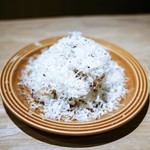 caprino - ☆シューックルーと自家製ベーコン グリュイエルチーズのサラダ 600円