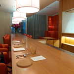 柔らかな珊瑚色の椅子に、木製のテーブル。思ったより客席が多い