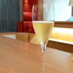 リストランテオット - グラスワイン・スパークリング（￥1180）。私はイタリア産を選択、料理への期待感を高める辛口