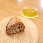 リストランテオット - 硬めに焼き上げられたバゲット。オリーブオイルがフルーティーで気に入った！