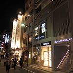 リストランテオット - 銀座三丁目・銀座レンガ通り。1階には靴のプレミアータ、2階にはオーダースーツの麻布テーラーが入居t