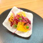 リストランテオット - ヨコワ・米。柿の甘さに加え、脇役の「刻み玉ねぎ」がいい仕事をしている