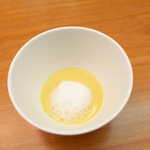 リストランテオット - ブロード・卵。甘鯛の出汁に卵を加えた「茶碗蒸し」に、すだち香るエスプーマを乗せて