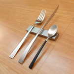 リストランテオット - スタート時のカトラリー。シンプルさが際立っています