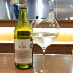 リストランテオット - 南アフリカ産の白ワイン「アサラ」。さっぱりとした酸、甘さはぐっと絞られ、キリッとした印象の一杯