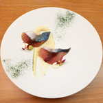 リストランテオット - 真鯖・サワークリーム。皿全体に青海苔の彩り、瀬戸内の柑橘でマリネ。まろやかなマッシュポテトが付く