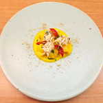 リストランテオット - ブシャルディ・渡り蟹。周囲に振られたパウダーは、かぼちゃの種というから意外性がある