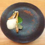 リストランテオット - 車海老・椎茸。八幡浜で水揚げされた立派な車海老、さっと振られた梅肉パウダー