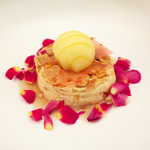 甘過ぎず、エルダーフラワーの香りが爽やか。エディブルフラワーの彩りが鮮やか