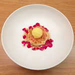 リストランテオット - りんご・サンブーカ。イタリアのハーブリキュール「サンブーカ」で風味付け、アップルティーソースでまとめてある