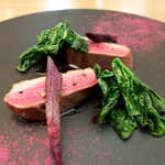 冬が旬のちぢみほうれん草は葉に甘みを貯め込んでいる。鴨は贅沢な厚切りで、火入れが絶妙！