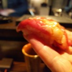 焼き鳥 とりら - 赤身の握り、写真撮ってたら、「温度が変わる」って怒られた(笑)