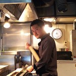 焼き鳥 とりら - 店主を撮ってたつもりじゃないのに(笑)どや顔で決めてくれた(笑)