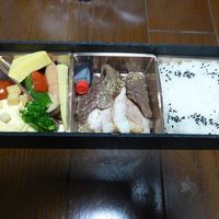 一頭買焼肉 玄 浅草本店 - 黒毛和牛カルビときわみ豚ロース弁当