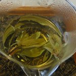 中国茶会 無茶空茶館 - お湯の中に入れると、さっきまで乾燥していた葉が、ぱっと広がりました