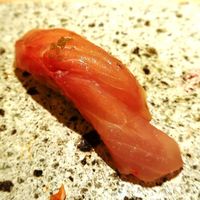 鮨よしかわ 恵比寿 - キンメのぷりっとした食感はそのままで、昆布茶のトッピングで昆布〆の旨味に！！