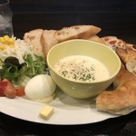 樹良 - パン屋さんのランチ