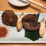 築地 すし好 - マグロほっぺ焼５５０円。塩、タレを選択できたので、タレでお願いしました。弾力の強いピースと、噛むと解けるものと、二つの味が楽しめました（╹◡╹）。タレは濃すぎず良かったです