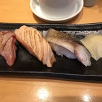 築地 すし好 - 炙り三種盛７００円。大トロはかなり筋が多く美味しいですが、そう名乗るのは。。。サーモン、サバは、とても美味しかったです（╹◡╹）
