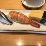 築地 すし好 - 小肌２００円、海老３００円、玉子９０円。小肌、玉子は、人肌のシャリと相性抜群です（╹◡╹）。海老は好物ということもあり、とても美味しくいただきました（╹◡╹）