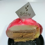 ショコラトリー・パティスリー ソリリテ - コクのあるブロンドチョコムースに爽やかな林檎のムース、シナモン香るキャラメルクリーム、スポイトの洋酒が妖艶な味わい