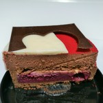 ショコラトリー・パティスリー ソリリテ - 上はきめ細かいショコラムース、香ばしく焼き上げたほろ苦いショコラタルトの中に甘酸っぱいカシスクリームや甘いバニラクリームが