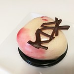 ショコラトリー・パティスリー ソリリテ - トンカ風味のホワイトチョコムース、赤桃のクリームとラズベリー、タンタシオン540円