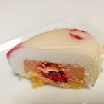 ショコラトリー・パティスリー ソリリテ - エキゾチックな香りのトンカ豆風味のホワイトチョコムースに、甘酸っぱい赤桃のクリームとラズベリーが爽やか