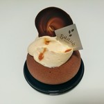 ショコラトリー・パティスリー ソリリテ - コーヒー豆で香り付けしたチョコムースとトロピカルフルーツ、ALAKA（アラカ）518円