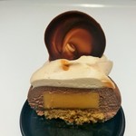 ショコラトリー・パティスリー ソリリテ - きめ細かくまったり重厚なコーヒー風味のチョコムースに、鮮やかな甘酸っぱさのトロピカルフルーツのクリーム