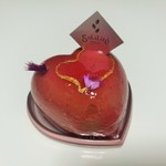 ショコラトリー・パティスリー ソリリテ - 真っ赤なハートのチョコムースにベリーのソース入り、COEUR（クール）540円