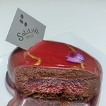 ショコラトリー・パティスリー ソリリテ - 深みのあるダークチョコムースに、ラズベリーのソースやクリーム、チェリー風味のチョコレート生地が相性抜群