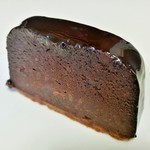 ショコラトリー・パティスリー ソリリテ - みっしりと高密度のチョコガナッシュに、芳醇な香りを放つラムレーズン風味、コムガナッシュ378円