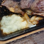 いきなり！ステーキ - ニンニクを熱々の鉄板で焼きます‼️