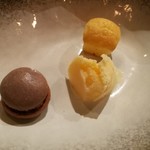 il Ktutti - ミニャルディーズのようなドルチェは、カシスのマカロンや自家製バニラアイス、フィナンシェなど