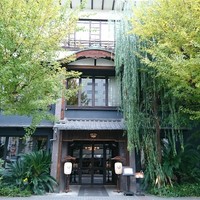THE KAWABUN NAGOYA - しだれ柳が 何とも   料亭の雰囲気を 倍増させますねえ
