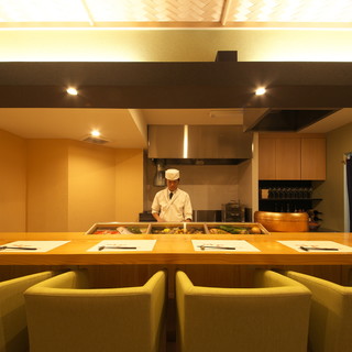 柔らかい空間で寛ぎながらお料理を待つ時間は、至福のひととき