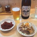 自家製中華そば としおか - 「瓶ビール（おつまみ付き）」550円と「辛味」100円