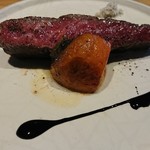 MEAT BAR GIRASOL - 第２段 ソルト、山ワサビ、バルサミコをお好みで付けての、A5肉。へっ、Ａ5だかなんだかわからんが、ランクタイトルだけじゃねーの？どーれ、食してみっか！(^O^)