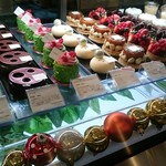 カズノリ イケダ アンディヴィデュエル - 銀の玉が載ってるマリーアレル 490円(カマンベールチーズムース・ブルーベリーショコラ入り・銀玉の中にはいちじくの赤ワインコンポート入り) 買います(*´ω｀*)