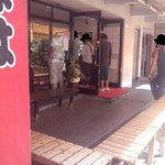 家系総本山 ラーメン 吉村家 - 全面ｶﾞﾗｽ張りの開放的な店構え。行列用のﾍﾞﾝﾁが並んでるのは流石だ